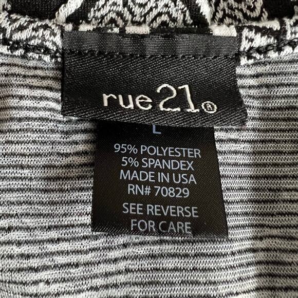 Rue21 Womens Fit & Flare Dress Mini Short Sleeve Geo Print Black White Large - Picture 6 of 8